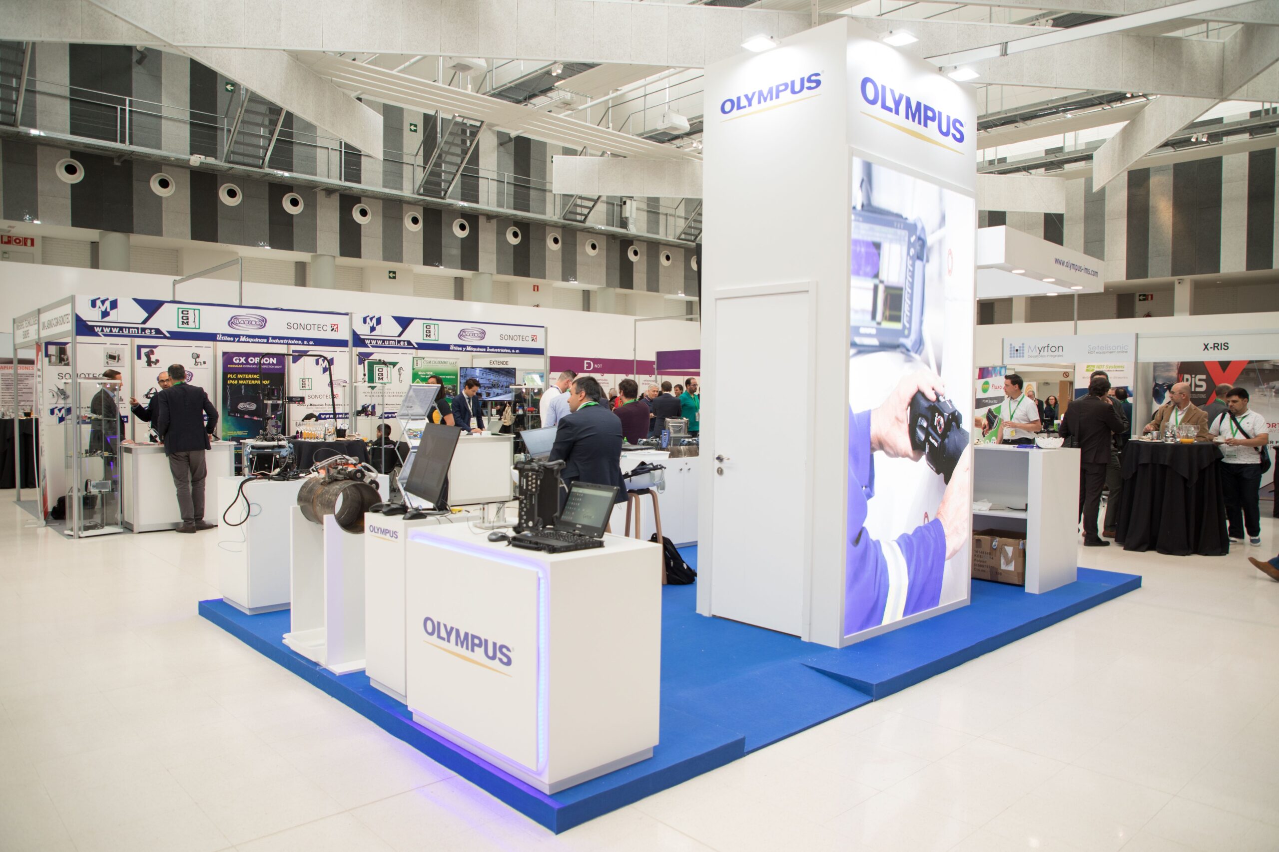 Convención empresarial con asistentes