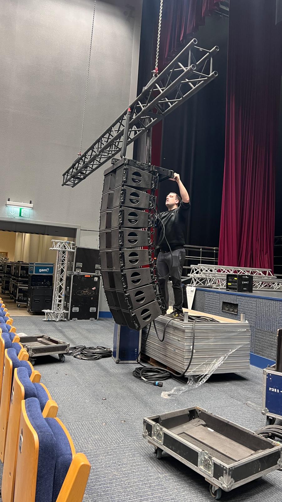 Equipo técnico preparando un evento