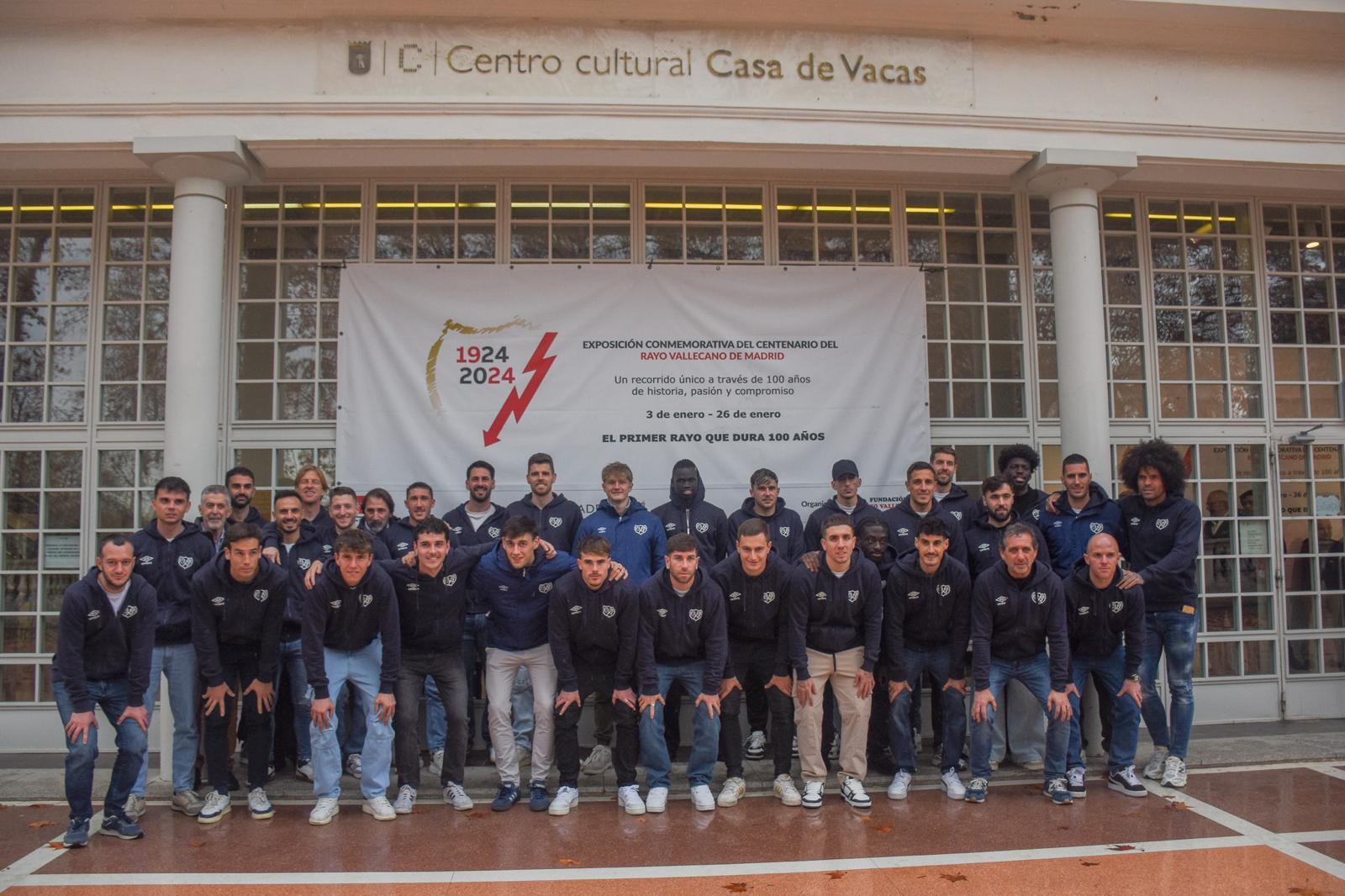 Evento corporativo con escenario y público