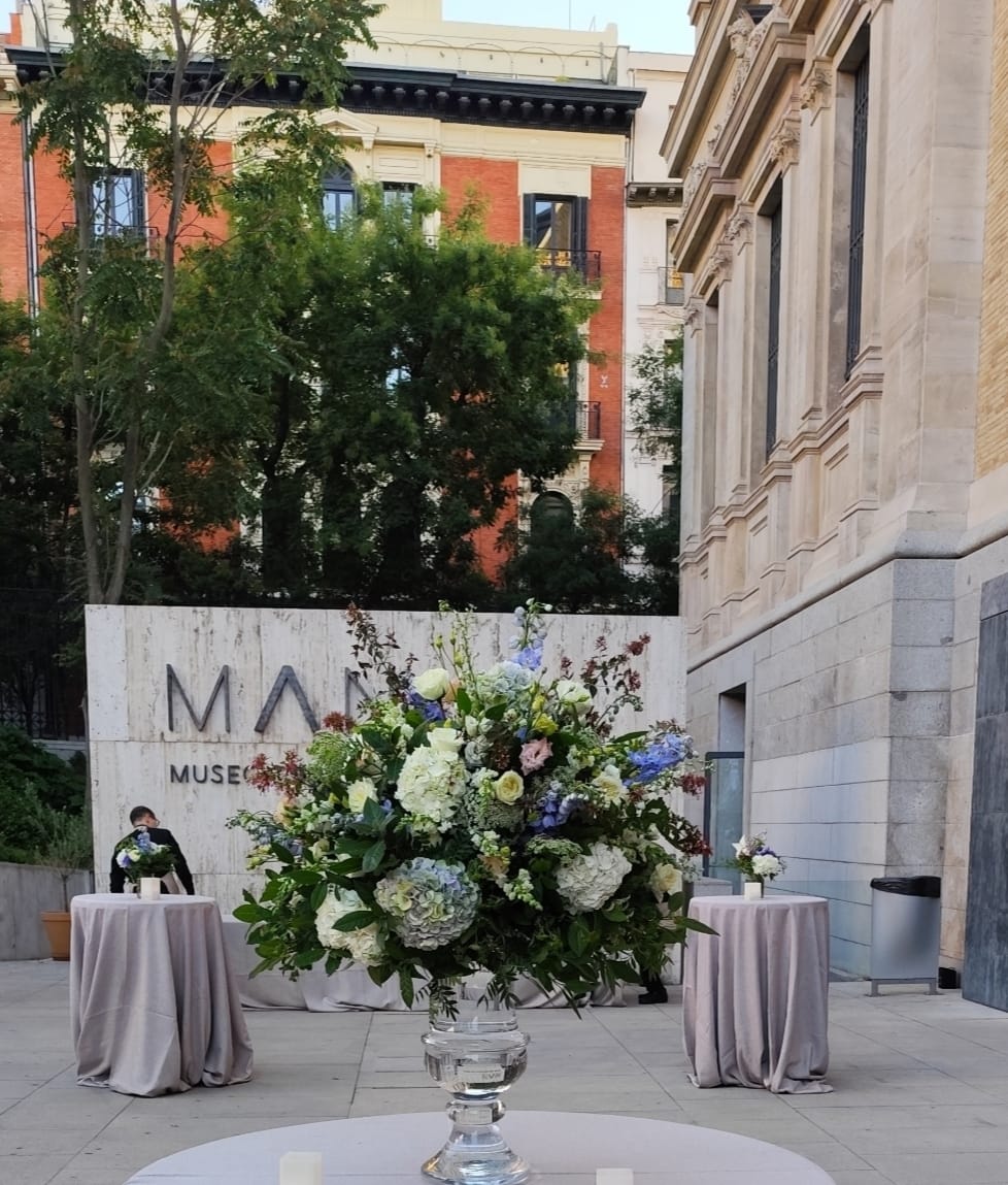 Acto profesional con branding institucional